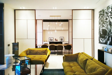 Ispirazione per un ampio soggiorno design aperto con pareti bianche e pavimento in marmo