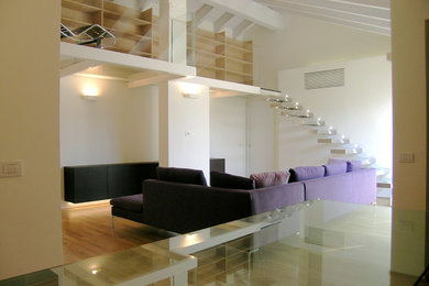 Ispirazione per un ampio soggiorno minimal stile loft con sala formale, pareti bianche, pavimento in legno massello medio e TV a parete
