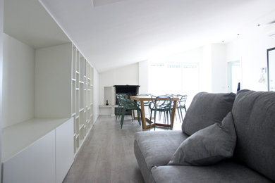 Idee per un soggiorno contemporaneo di medie dimensioni con pavimento in laminato, camino classico, cornice del camino in metallo e pavimento grigio