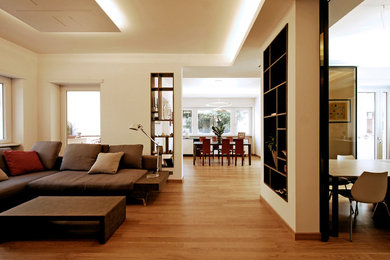 Foto de salón contemporáneo de tamaño medio con paredes blancas y suelo de madera clara