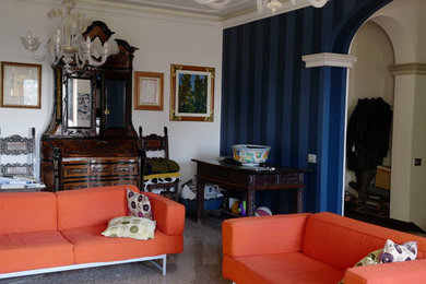 Foto de salón abierto contemporáneo grande sin televisor con paredes multicolor, suelo de mármol y suelo multicolor