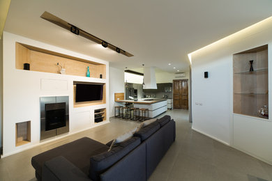 Idee per un ampio soggiorno contemporaneo aperto con pavimento in gres porcellanato, TV a parete e pavimento grigio