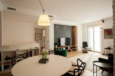 Immagine di un soggiorno moderno di medie dimensioni e aperto con pavimento in legno massello medio