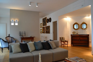 Diseño de sala de estar moderna con paredes blancas y suelo de madera clara