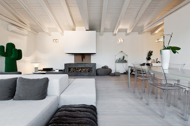 Idee per un grande soggiorno design stile loft con pareti bianche, parquet chiaro, camino sospeso, cornice del camino in pietra e TV nascosta