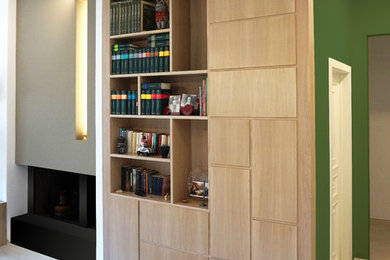 Esempio di un grande soggiorno design aperto con libreria, pareti bianche, pavimento in gres porcellanato, camino classico, cornice del camino in metallo, TV autoportante e pavimento beige