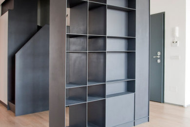 Idee per un soggiorno minimalista di medie dimensioni e aperto con libreria, pareti bianche e parquet chiaro