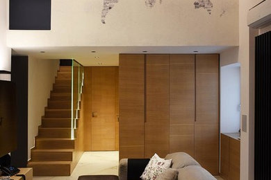 Immagine di un piccolo soggiorno contemporaneo aperto con pareti bianche, TV a parete e pavimento bianco