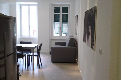 Foto di un piccolo soggiorno minimal aperto con pareti bianche, pavimento in gres porcellanato, TV a parete e pavimento grigio