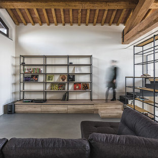 Ispirazione per un soggiorno country stile loft con pareti bianche, nessun camino, nessuna TV, pavimento grigio e pavimento in cemento