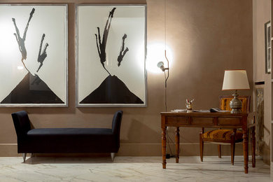 Immagine di un grande soggiorno chiuso con pareti marroni, pavimento in marmo, camino classico, cornice del camino in metallo, TV a parete e pavimento bianco