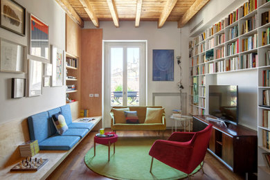 Idee per un soggiorno design di medie dimensioni e aperto con libreria, pareti bianche, parquet scuro, travi a vista, soffitto in legno, TV autoportante e pavimento marrone