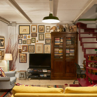 Esempio di un soggiorno boho chic con pareti bianche, nessun camino, TV autoportante e pavimento beige