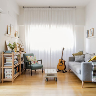 Ispirazione per un piccolo soggiorno nordico con pareti bianche, nessun camino, nessuna TV e parquet chiaro