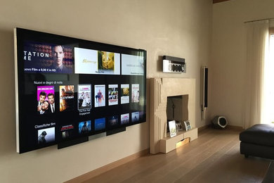 Idee per un ampio soggiorno minimal con TV a parete