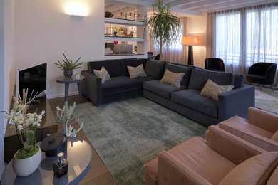 Contemporary living room in Bologna.