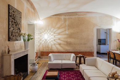Immagine di un grande soggiorno eclettico aperto con pareti multicolore, pavimento in marmo, camino classico e pavimento multicolore