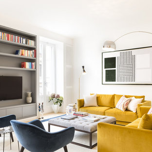 Idee per un soggiorno design con sala formale, pareti bianche, parquet chiaro, TV a parete e pavimento beige