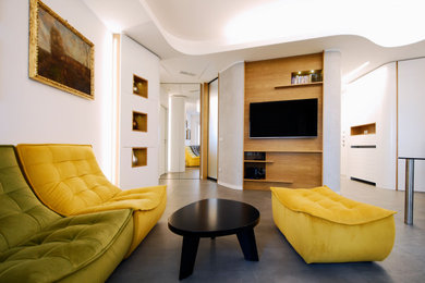 Imagen de salón abierto contemporáneo con paredes blancas, suelo de baldosas de porcelana, chimeneas suspendidas, marco de chimenea de metal, pared multimedia y suelo gris