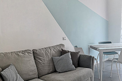 Immagine di un piccolo soggiorno minimalista chiuso con pavimento in gres porcellanato, TV autoportante e pavimento grigio