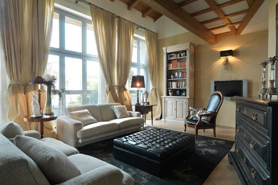 Großes, Repräsentatives, Offenes Klassisches Wohnzimmer ohne Kamin mit beiger Wandfarbe, gebeiztem Holzboden, TV-Wand und beigem Boden in Venedig