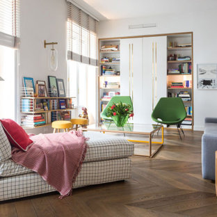 Immagine di un grande soggiorno contemporaneo con sala formale, pareti bianche, pavimento in legno massello medio, nessuna TV e pavimento marrone