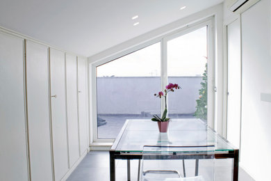 Modelo de salón abierto contemporáneo pequeño con paredes blancas, suelo de baldosas de porcelana y suelo gris
