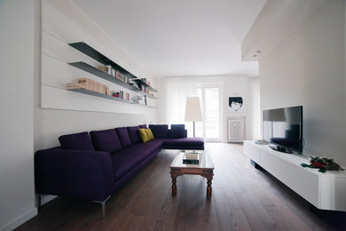 Esempio di un grande soggiorno moderno aperto con libreria, pareti beige, parquet scuro, parete attrezzata e pavimento marrone