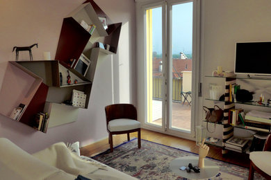 Foto di un piccolo soggiorno minimal aperto con libreria e pavimento in bambù