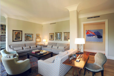 Ejemplo de salón para visitas abierto actual extra grande con paredes beige y suelo de madera en tonos medios