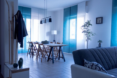 Esempio di un soggiorno design di medie dimensioni con pareti beige, pavimento in gres porcellanato, nessun camino e pavimento beige