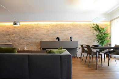 Idées déco pour un salon contemporain de taille moyenne et fermé avec une salle de réception, un sol en bois brun, un téléviseur indépendant et un mur blanc.