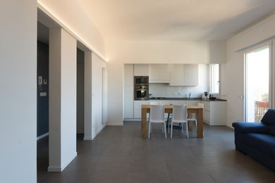 Esempio di un soggiorno design di medie dimensioni e aperto con pavimento in gres porcellanato e pavimento grigio