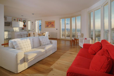 Esempio di un soggiorno contemporaneo con pareti bianche e pavimento in legno massello medio