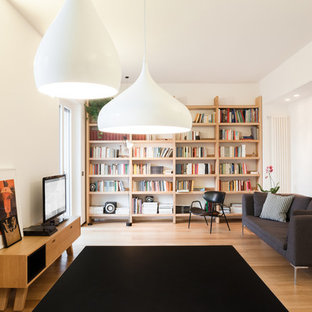 Ispirazione per un soggiorno nordico chiuso con libreria, pareti bianche, parquet chiaro, TV autoportante e pavimento beige