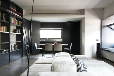 Idee per un soggiorno minimal con sala formale, pareti bianche, pavimento in legno massello medio, nessun camino e TV a parete