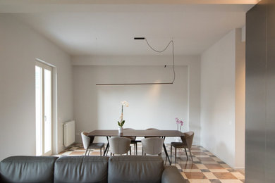 Foto di una sala da pranzo minimal con pareti grigie e pavimento in marmo