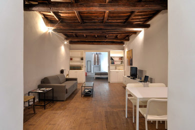 Esempio di un piccolo soggiorno moderno stile loft con pareti bianche e pavimento in legno massello medio