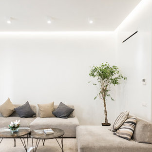 Idee per un soggiorno contemporaneo con pareti bianche, parquet chiaro e pavimento beige
