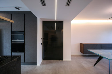 Immagine di un grande soggiorno design aperto con TV a parete