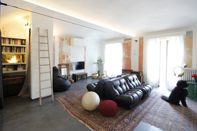Пример оригинального дизайна: большая открытая гостиная комната в стиле фьюжн с телевизором на стене и серым полом