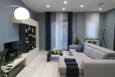 Esempio di un piccolo soggiorno moderno aperto con pareti grigie, pavimento in gres porcellanato, nessun camino, TV autoportante e pavimento beige