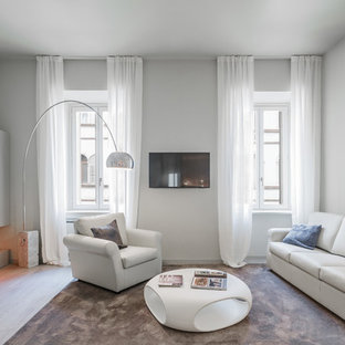 Foto di un soggiorno contemporaneo chiuso con camino lineare Ribbon, sala formale, pareti grigie, parquet chiaro, TV a parete e pavimento beige