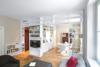 Ispirazione per un soggiorno chic di medie dimensioni e aperto con pareti rosse, parquet chiaro, TV autoportante e libreria