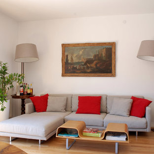 Ispirazione per un soggiorno minimal di medie dimensioni e chiuso con pareti bianche e parquet chiaro