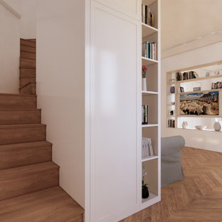 Ispirazione per un soggiorno classico di medie dimensioni e aperto con libreria, pareti bianche, pavimento in legno massello medio, parete attrezzata, pavimento giallo, soffitto ribassato e boiserie