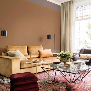 Esempio di un soggiorno design chiuso con sala formale, pareti multicolore, parquet scuro e pavimento marrone