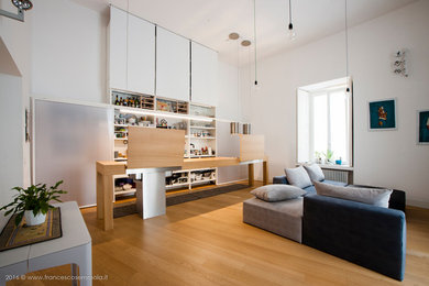 Ispirazione per un piccolo soggiorno contemporaneo stile loft con pareti bianche e parquet chiaro