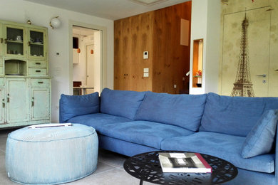 Foto di un soggiorno moderno di medie dimensioni e chiuso con pareti bianche, pavimento in gres porcellanato e TV a parete