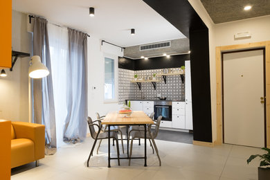 Esempio di un ampio soggiorno contemporaneo con pareti bianche, pavimento in gres porcellanato e pavimento beige